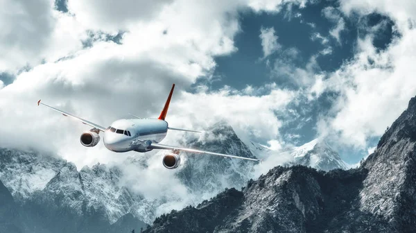 Vliegtuig Vliegt Lage Wolken Tegen Bergen Met Besneeuwde Toppen Landschap Stockafbeelding