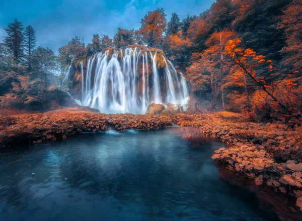 Vodopád Červeném Lese Plitvických Jezerech Chorvatsko Při Západu Slunce Podzim — Stock fotografie
