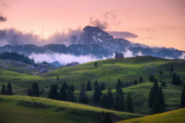 Όμορφο Μικρό Χωριό Χαμηλά Σύννεφα Στην Κοιλάδα Του Βουνού Ηλιοβασίλεμα — Φωτογραφία Αρχείου