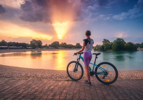 Woman Riding Mountain Bike Lake Sunset Summer Colorful Landscape Sporty — стоковое фото