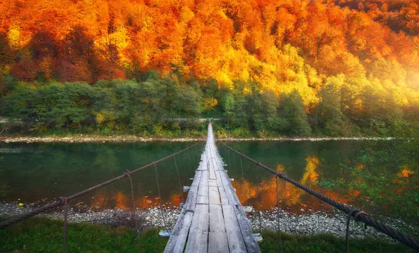 Dřevěný Most Přes Jezero Horách Červenými Oranžovými Stromy Při Západu — Stock fotografie
