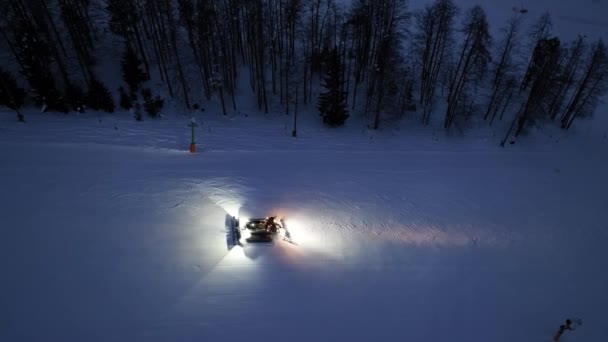Luchtfoto Van Een Werkende Sneeuwkat Besneeuwde Alpiene Skipiste Winternacht Kranjska — Stockvideo