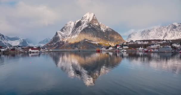 雪の岩 リボルバー 冬の日の出に低い雲を持つ島の空中ビュー 美しいトップドローンビュー レイン村 ロフテン諸島 ノルウェー — ストック動画