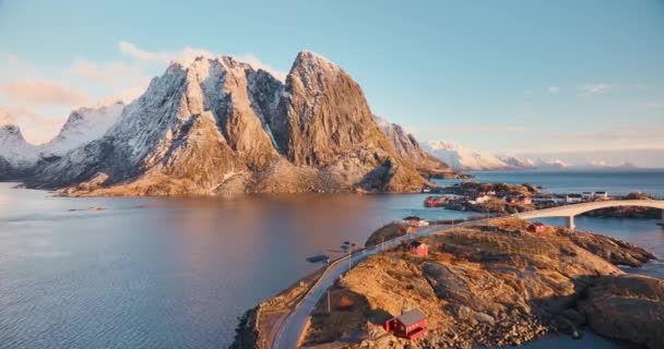 从空中俯瞰着多雪的岩石 岛上布满了汽笛 冬天是日出时分 挪威Lofoten岛Hamnoy村的罗布上空美丽的无人驾驶飞机景观 — 图库视频影像
