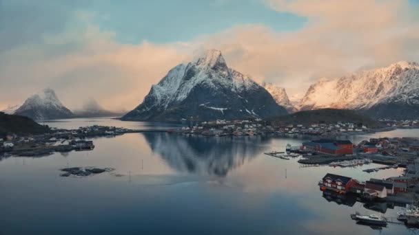 Luftaufnahme Von Schneebedeckten Felsen Inseln Mit Rorbuer Meer Brücke Berge — Stockvideo