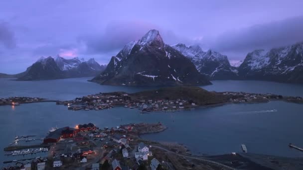 Luchtfoto Van Besneeuwde Rotsen Rorbuer Zee Bergen Paarse Bewolkte Lucht — Stockvideo