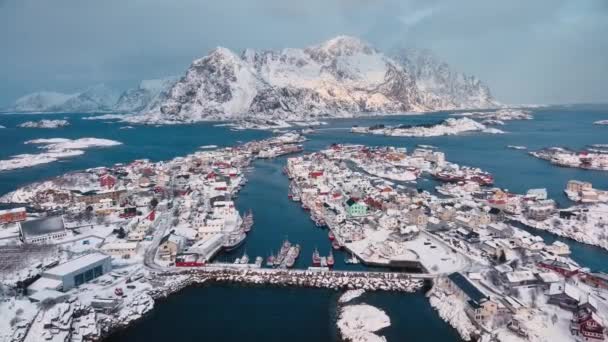 Letecký Pohled Zasněženou Rybářskou Vesnici Henningsvaer Ostrovy Lofoten Norsko Zimě — Stock video