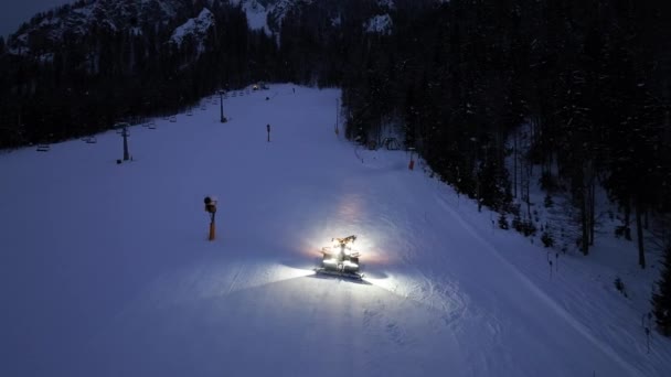 Luftaufnahme Einer Funktionierenden Schneekatze Auf Der Schneebedeckten Alpinen Skipiste Der — Stockvideo