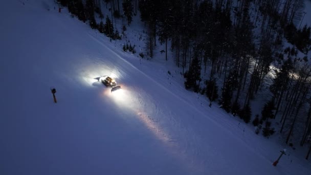 Luftaufnahme Einer Funktionierenden Schneekatze Auf Der Schneebedeckten Alpinen Skipiste Der — Stockvideo