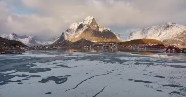 Letecký Pohled Zasněžené Skály Ostrovy Rorbuer Zamrzlé Moře Pobřeží Hory — Stock video