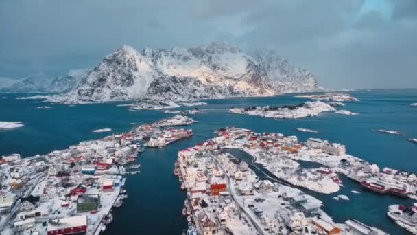Luchtfoto Van Besneeuwd Henningsvaer Vissersdorp Lofoten Eilanden Noorwegen Winter Bij — Stockvideo