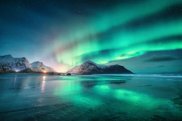 北极光和沙滩在繁星繁茂的冬夜 挪威洛福顿岛 美丽的北极光 有极光的天空 带极光的风景 水中的天空倒影 — 图库照片