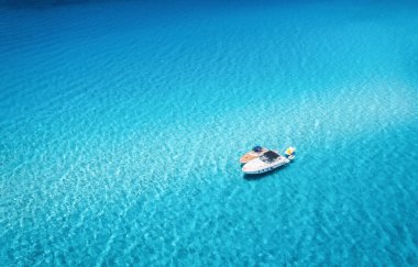 Yazın günbatımında mavi denizde lüks yat ve tekne manzarası. Sardunya, İtalya 'ya seyahat. Sürat tekneleri, yatlar, deniz lagünleri, şeffaf turkuaz su. Deniz Burnu