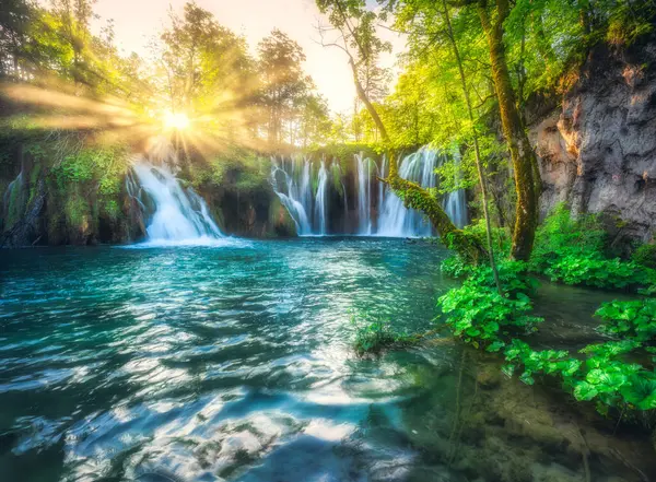 Vodopád Zeleném Lese Plitvických Jezerech Chorvatsko Při Západu Slunce Létě — Stock fotografie