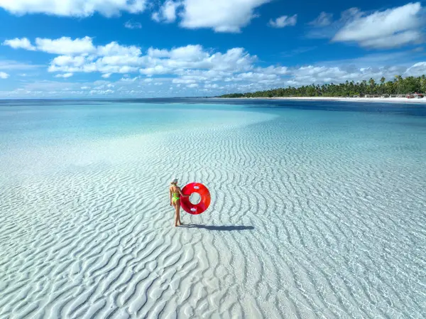 Zanzibar Adasında Güneşli Bir Yaz Gününde Yüzme Yüzüğü Kumlu Plaj - Stok İmaj