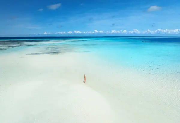 Zanzibar Adasındaki Nakupenda Güneşli Bir Yaz Gününde Kumsalda Yalnız Genç Stok Fotoğraf
