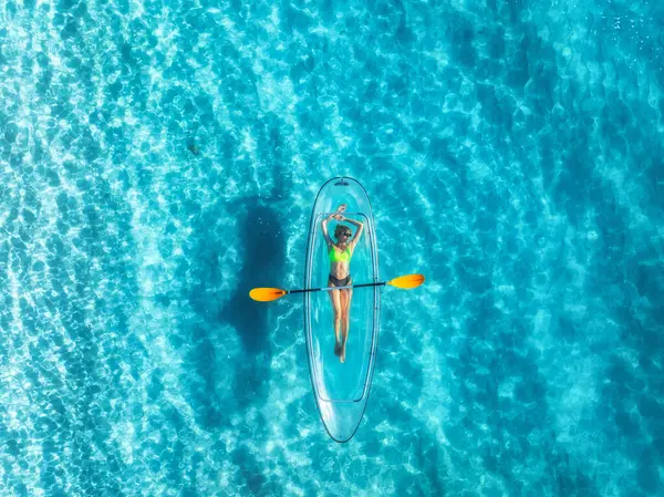 Vue Aérienne Une Jeune Femme Allongée Sur Canot Transparent Mer Photos De Stock Libres De Droits