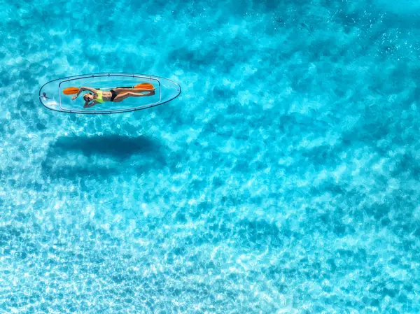 Letecký Pohled Mladou Ženu Ležící Průhledné Kánoi Modrém Moři Při Royalty Free Stock Fotografie