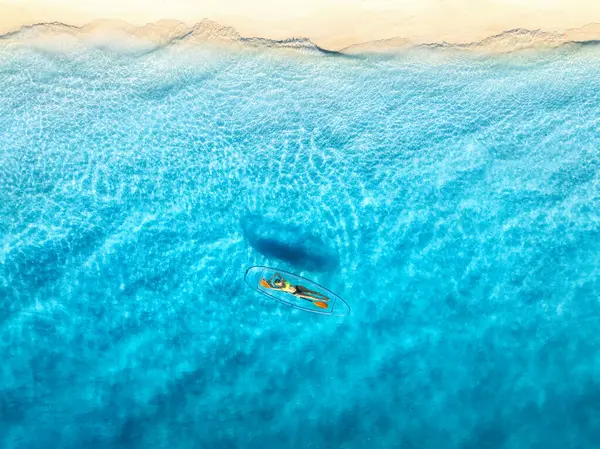 Letecký Pohled Mladou Ženu Ležící Průhledné Kánoi Modrém Moři Při Stock Fotografie
