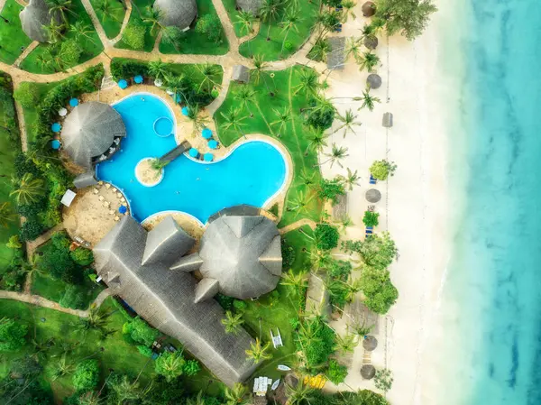 Letecký Výhled Bazén Bílou Písečnou Pláž Palmami Slunečníky Bungalovy Modrý Royalty Free Stock Obrázky
