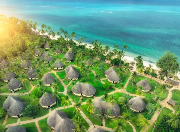 Letecký Pohled Zelené Palmy Bungalovy Trávu Písečnou Pláž Modrý Oceán Stock Fotografie