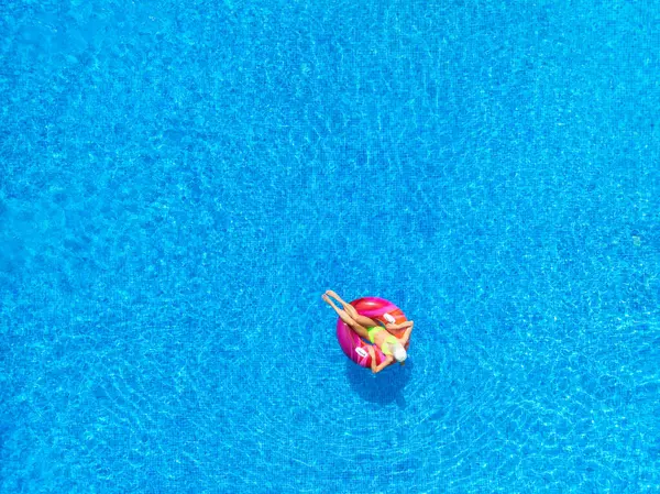 Letecký Pohled Mladou Ženu Plaveckém Ringu Bazénu Oceánu Letního Slunečného Stock Snímky