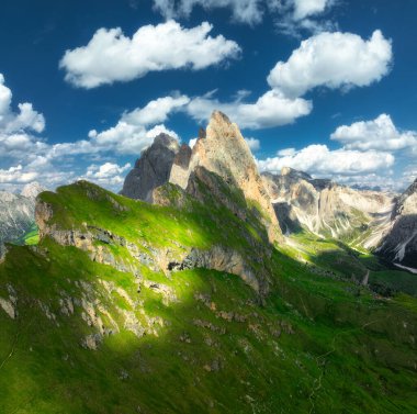 İtalya 'nın Dolomites kentindeki Seceda Dağı' nın havadan görünüşü. Dağ zirveleri, kayalar, alp çayırları, patikalar, yeşil çimenler, bulutlu mavi gökyüzü. Doğa. Alplerin en üst dron görünümü