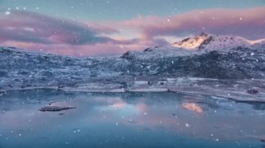 Donmuş fiyordun havadan görünüşü, kış günbatımında karlı dağlar. Lofoten Adaları, Norveç. Fjord 'un üst drone manzarası, buzlu deniz kıyısı yansıması, buz, karlı kayalar, bulutlu mor gökyüzü
