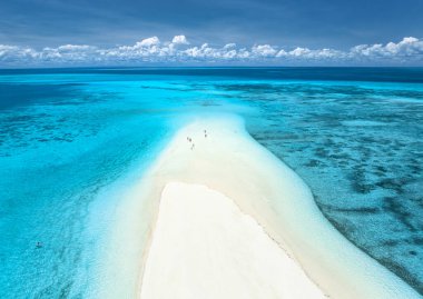 Nakupenda adasının havadan görünüşü, okyanustaki kumsal, beyaz kumlu plaj, güneşli yaz günlerinde mavi deniz. Zanzibar. Kum tükürüğünün üst görüntüsü, temiz su, insanlar bulutlu gökyüzü. Tropik