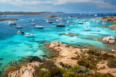 Sardunya, İtalya 'daki Maddalena takımadaları üzerinde nefes kesici bir hava manzarası var. Kayalık kıyı şeritleri ve yemyeşil bitki örtüsü arasında kristal berraklığında turkuaz sularda demirli lüks yatlar ve botlar var.