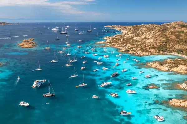 Sardunyaları yukarıdan çarpıcı bir şekilde yakalamak, yatlar ve yelkenliler kristal berrak turkuaz suları noktalarken lüks bir eğlence ve deniz güzelliğini anımsatıyor.