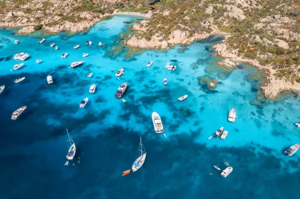 Lüks yatlar ve yelkenliler yakalıyorlar tenha bir sardunya koyunun berrak turkuaz sularında sallanıyorlar. Huzur ve deniz güzelliğini çağrıştırıyorlar.