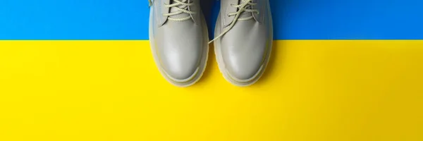 Chaussures Pour Femmes Beige Sur Fond Coloré Chaussures Automne Image — Photo