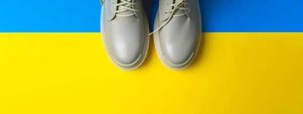 カラフルな背景にベージュの女性の靴 秋の靴 水平画像 サイトへの挿入のためのバナー テキストスコープスペースの場所 — ストック写真