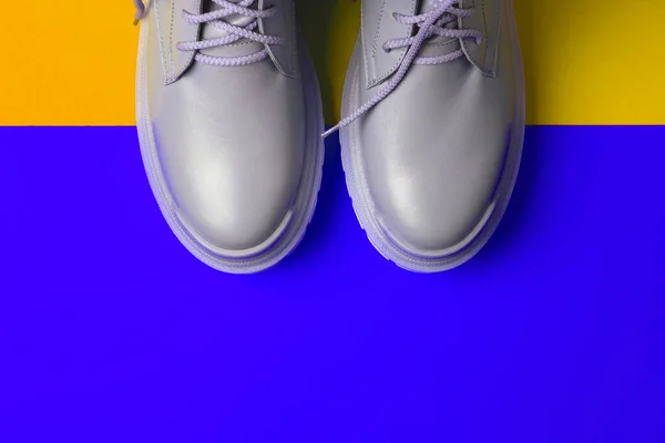 カラフルな背景にベージュの女性の靴 秋の靴 水平像 — ストック写真