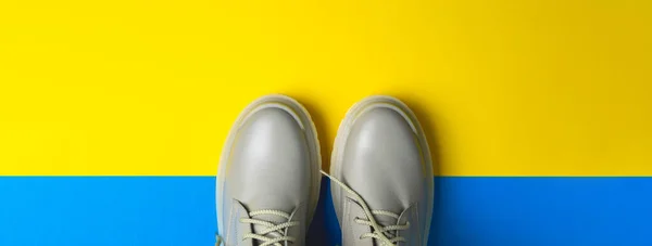 Бежеве Жіноче Взуття Барвистому Фоні Осіннє Взуття Горизонтальне Зображення — стокове фото