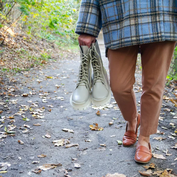 Дівчина Гуляє Осінньому Парку Осінні Сірі Чоботи Руках Дівчини Наближається — стокове фото
