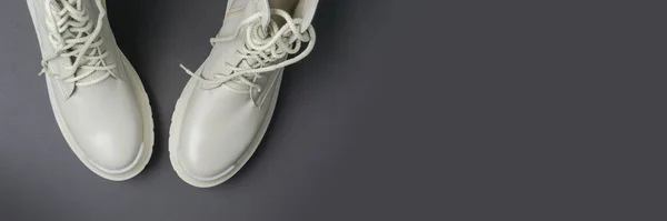 Бежевая Женская Обувь Сером Фоне Осенние Туфли Знамя Вставки Сайт — стоковое фото