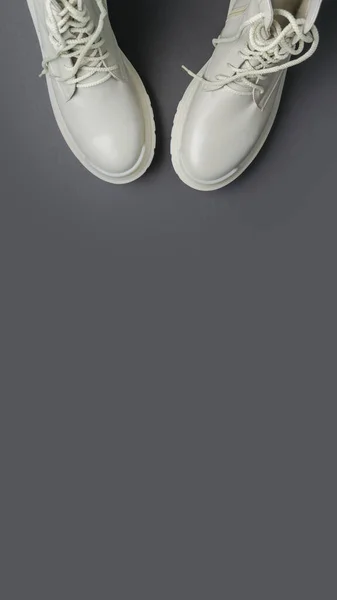 灰色の背景にベージュの女性の靴 秋の靴 垂直画像 — ストック写真