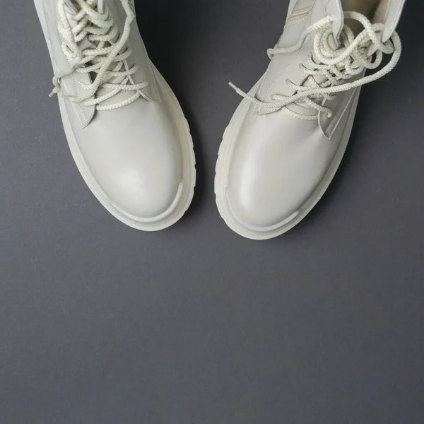 灰色の背景にベージュの女性の靴 秋の靴 正方形の画像 — ストック写真