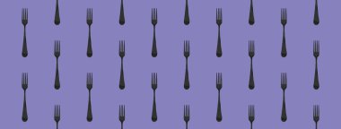 Desen. Pastel mavi menekşe arkaplanda çatal üst görünümü. Yüzeye başvurmak için şablon. Yatay görüntü. Bölgeye yerleştirme pankartı. Düz yatıyordu. 3 boyutlu görüntü. 3B görüntüleme.