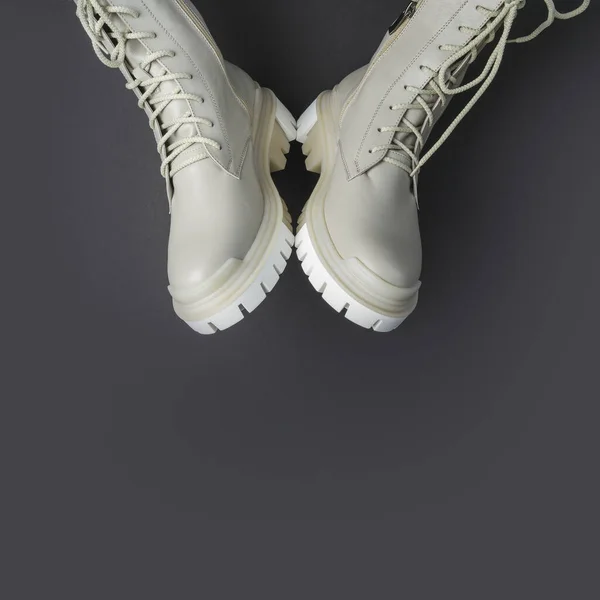 黒を基調としたベージュの女性用シューズ 秋の靴 正方形の画像 — ストック写真