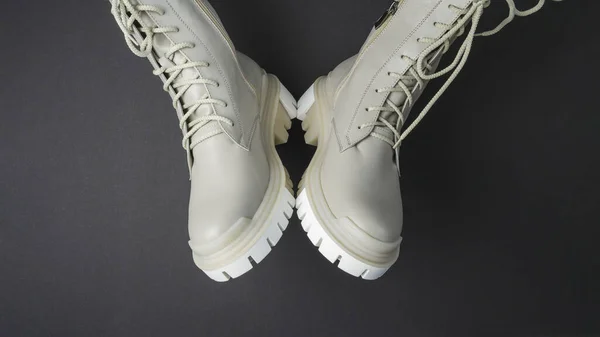 Chaussures Pour Femmes Beige Sur Fond Noir Chaussures Automne Image — Photo