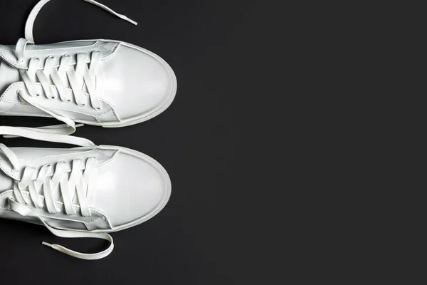 Weiße Lederschuhe Auf Schwarzem Hintergrund Weiße Turnschuhe Mit Weißen Schnürsenkeln — Stockfoto