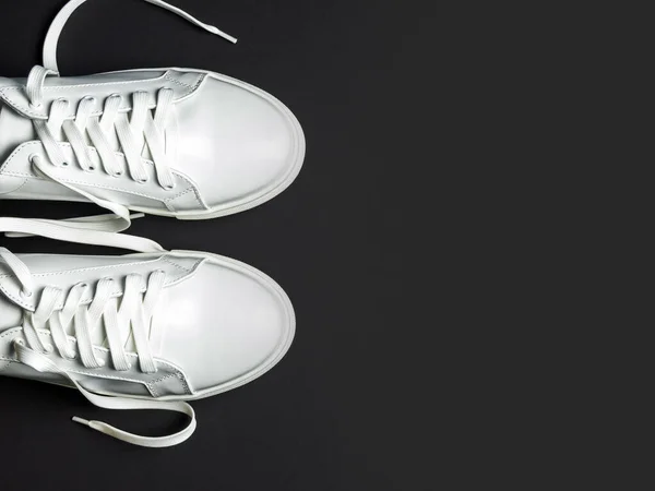 Vita Läderskor Svart Bakgrund Vita Sneakers Med Vita Snören Nya — Stockfoto