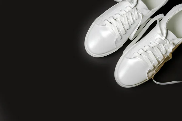 Scarpe Pelle Bianca Sfondo Nero Sneakers Bianche Con Lacci Bianchi — Foto Stock
