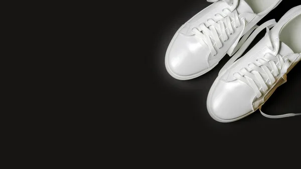 Witte Leren Schoenen Een Zwarte Achtergrond Witte Sneakers Met Witte — Stockfoto
