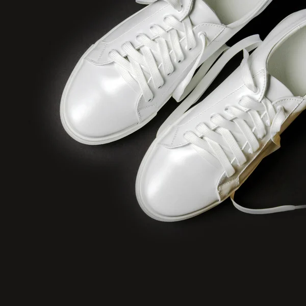 Белая Кожаная Обувь Черном Фоне Белые Кроссовки Белыми Шнурками Новые — стоковое фото