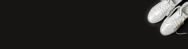 Белая Кожаная Обувь Черном Фоне Белые Кроссовки Белыми Шнурками Новые — стоковое фото
