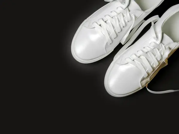 Białe Skórzane Buty Czarnym Tle Białe Trampki Białymi Sznurówkami Nowe — Zdjęcie stockowe